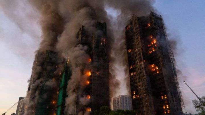 В Гонконге по делу о крупном пожаре в ЖК арестовали 11 человек