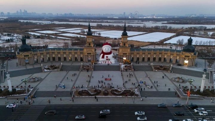 Крупнейший в мире ледово-снежный тематический парк открылся в Китае