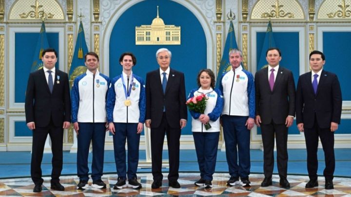 Глава государства наградил чемпиона ХХV зимних Олимпийских игр Михаила Шайдорова.